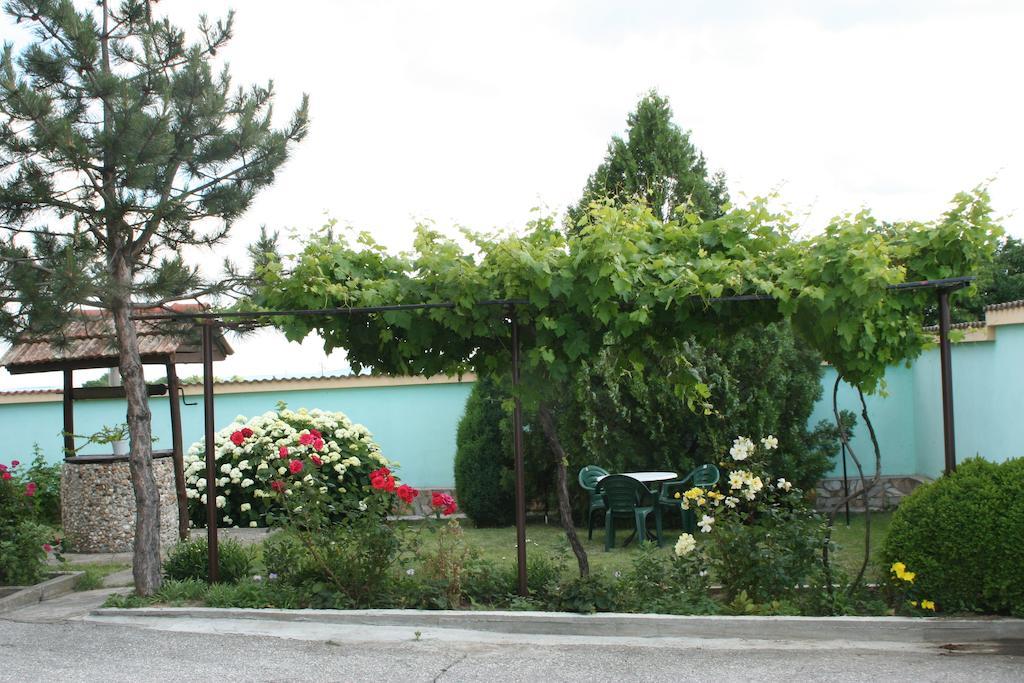 Guest House Edelvais Dve Mogili Extérieur photo