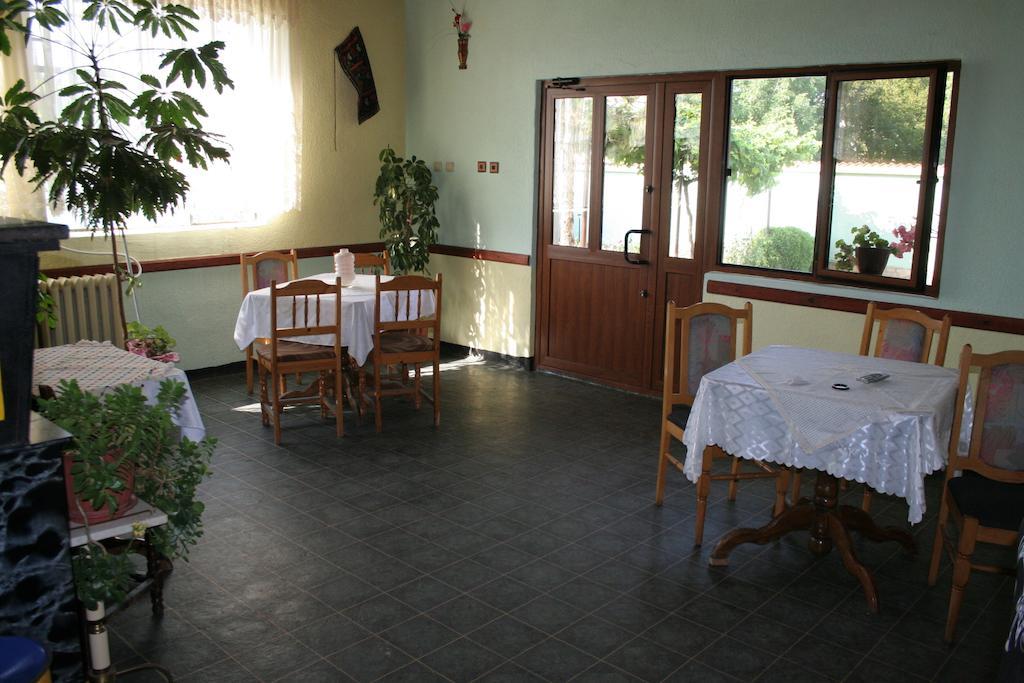 Guest House Edelvais Dve Mogili Extérieur photo