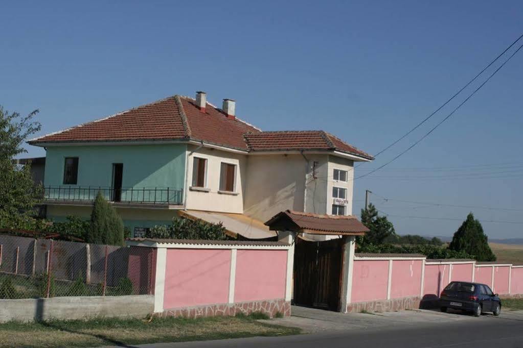 Guest House Edelvais Dve Mogili Extérieur photo